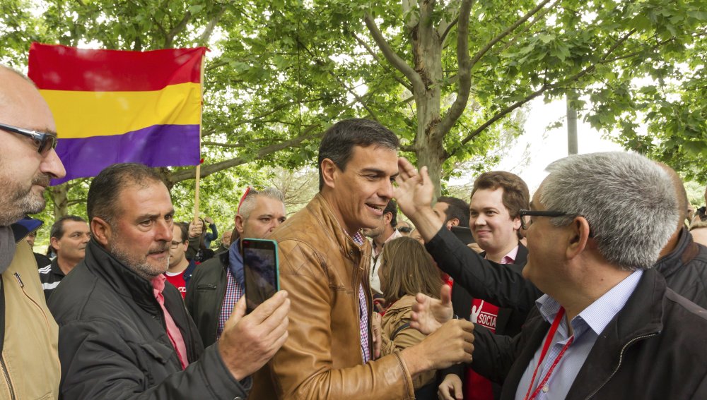 Sánchez saluda a un simpatizante en Mérida.