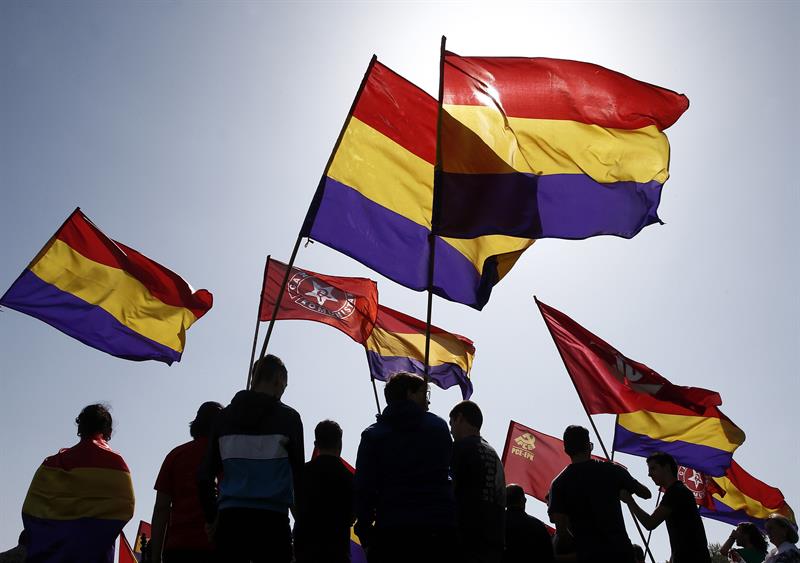 Un grupo de personas ondea banderas republicanas