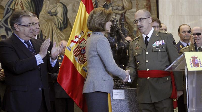 La ministra de Defensa, María dolores de Cospedal, saluda al nuevo jefe del Estado Mayor de la Defensa (JEMAD), Fernando Alejandre