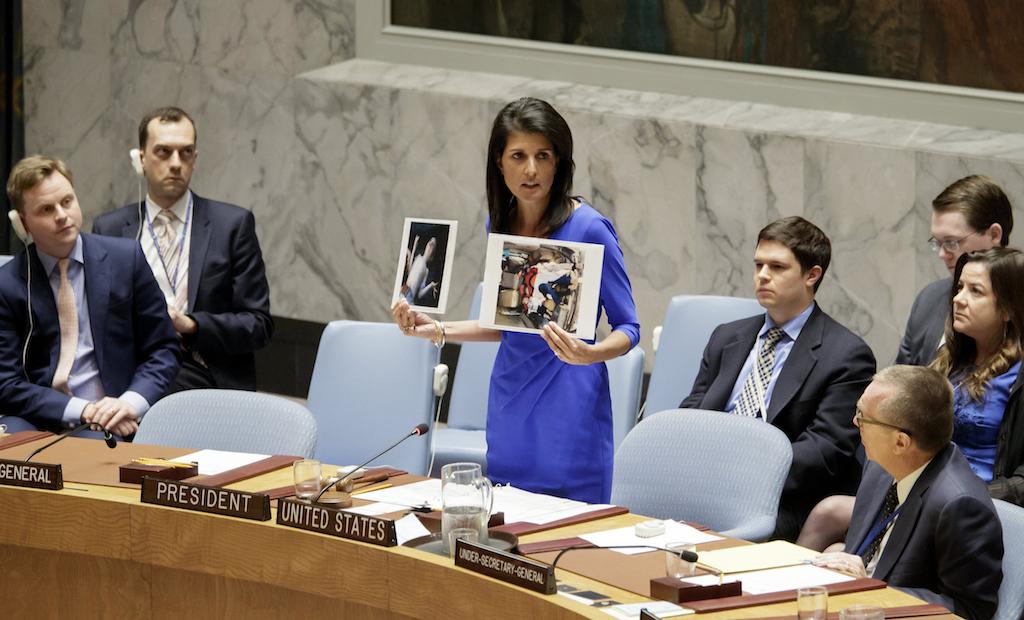 Nikki Haley muestra los efectos del bombardeo con armas químicas.