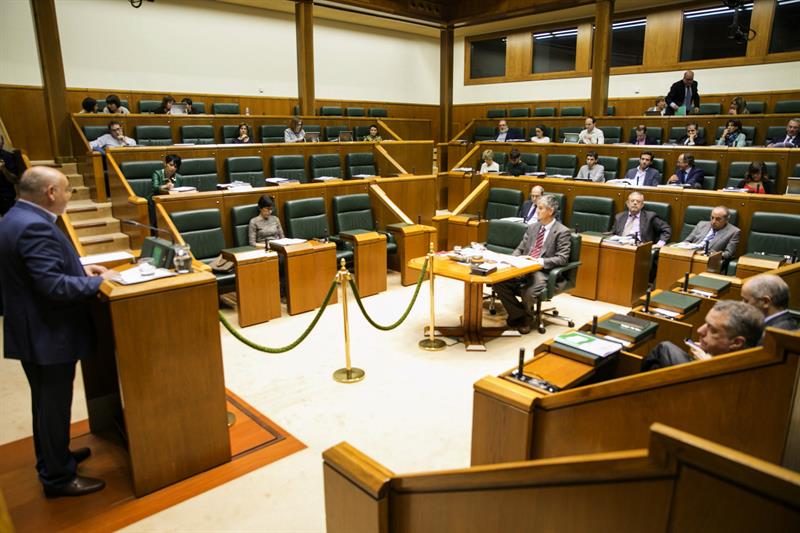 José Antonio Pastos defiende la iniciativa a favor del desarme de ETA.