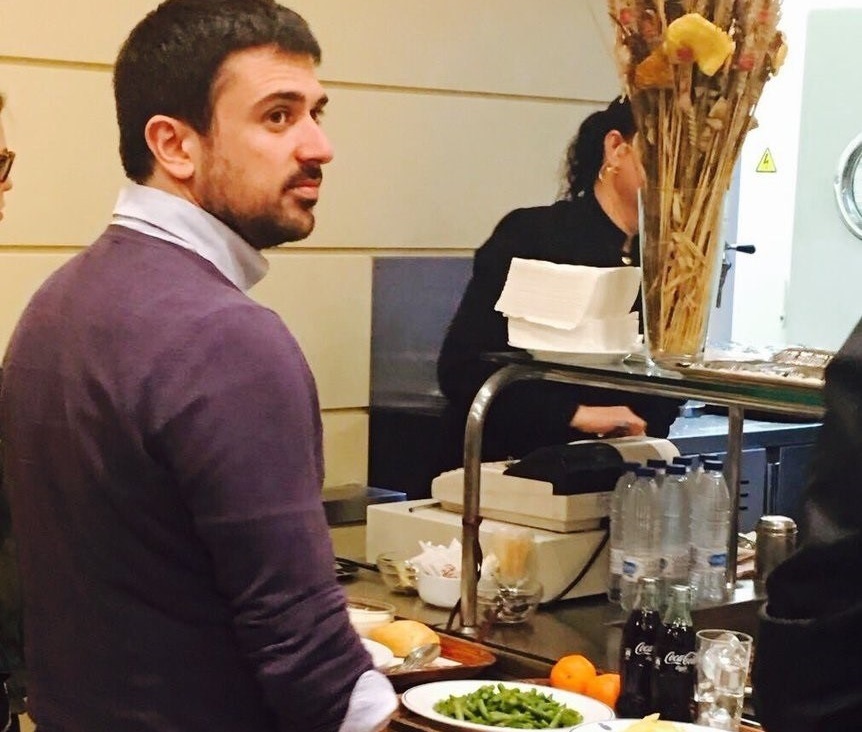 Ramón Espinar con una bandeja en la que hay dos botellas de Coca-Cola.