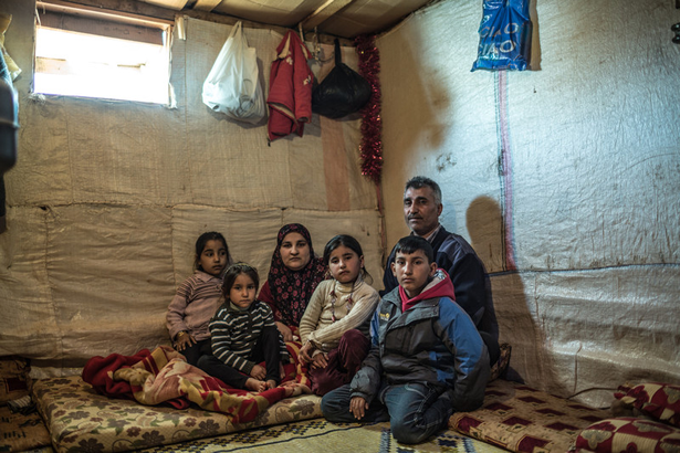 Um Shehade, una refugiada síria huída de Homs, junto a su familia en un vivienda improvisada. Ha perdido la movilidad de las piernas y no puede recibir tratamiento.
