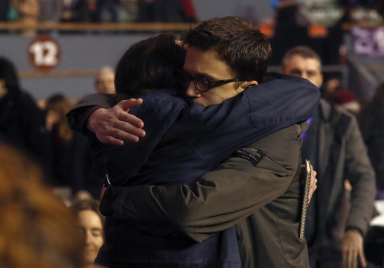 Pablo Iglesias e Íñigo Errejón se abrazan en la segunda asamblea ciudadana de Podemos.
