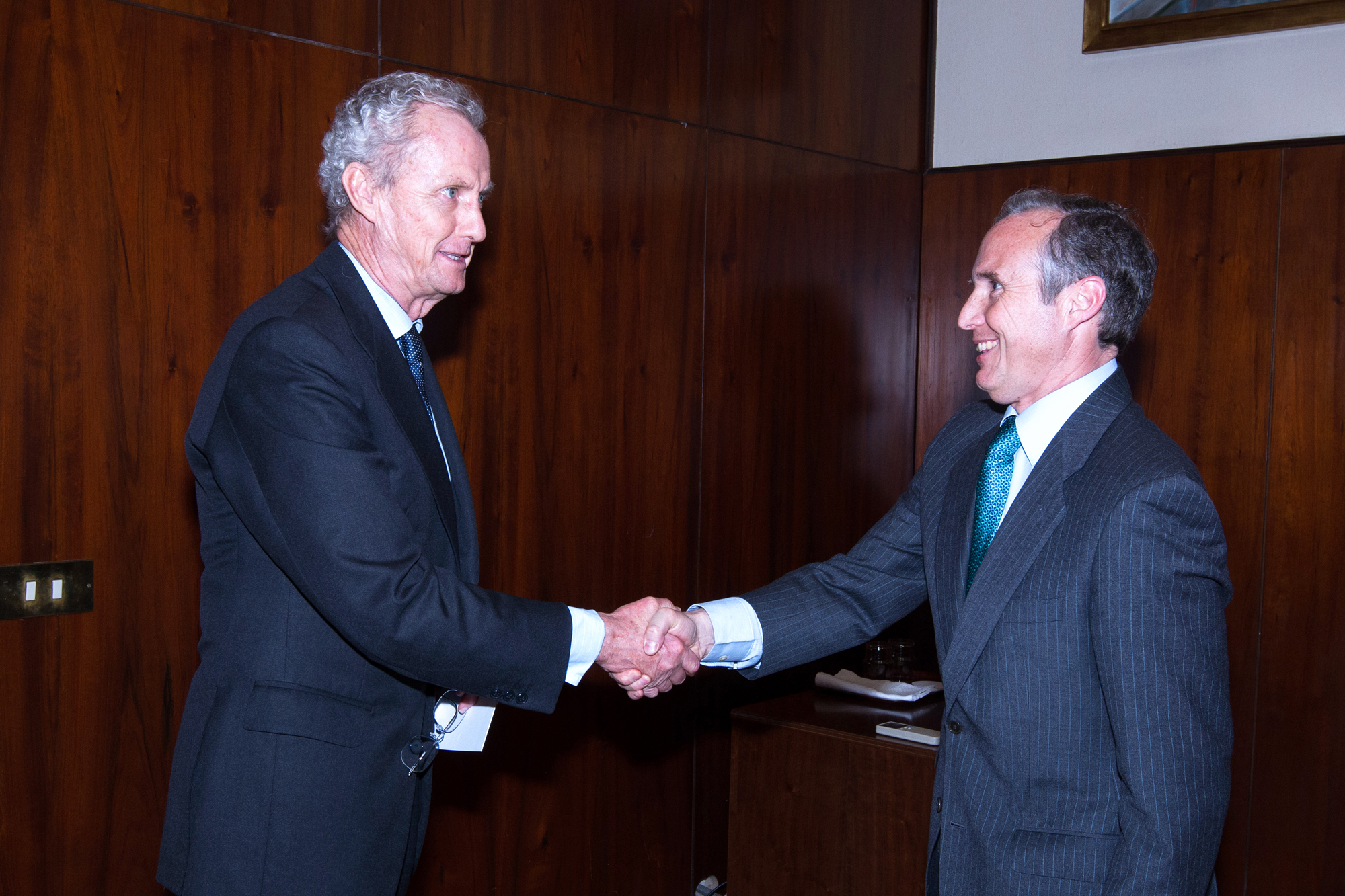 El exministro de Defensa Pedro Morenés saluda a Víctor Torre de Silva, tras su nombramiento como presidente del Observatorio de la Vida Militar en 2014.