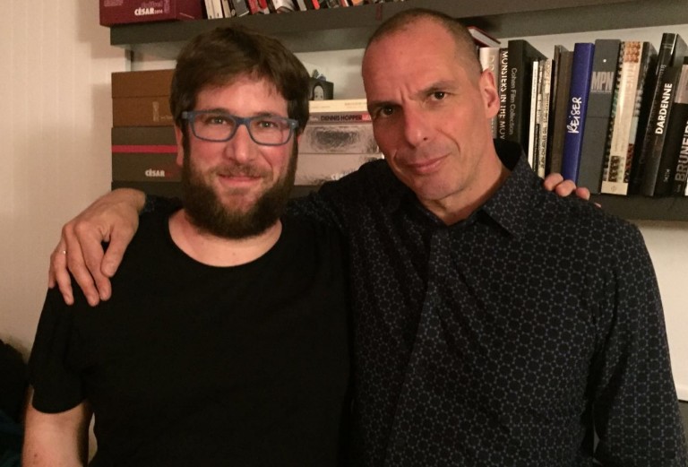 El secretario de Acción en el Parlamento Europeo de la ejecutiva nacional de Podemos, Miguel Urbán, y el exministro de Finanzas griego, Yanis Varoufakis, tras una reunión celebrada en enero de 2016.