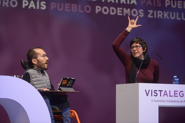 La candidata a la dirección de Podem con la candidatura 'Obrint Podem' junto al secretario de Organización de Podemos, Pablo Echenique. Baronias en Podemos