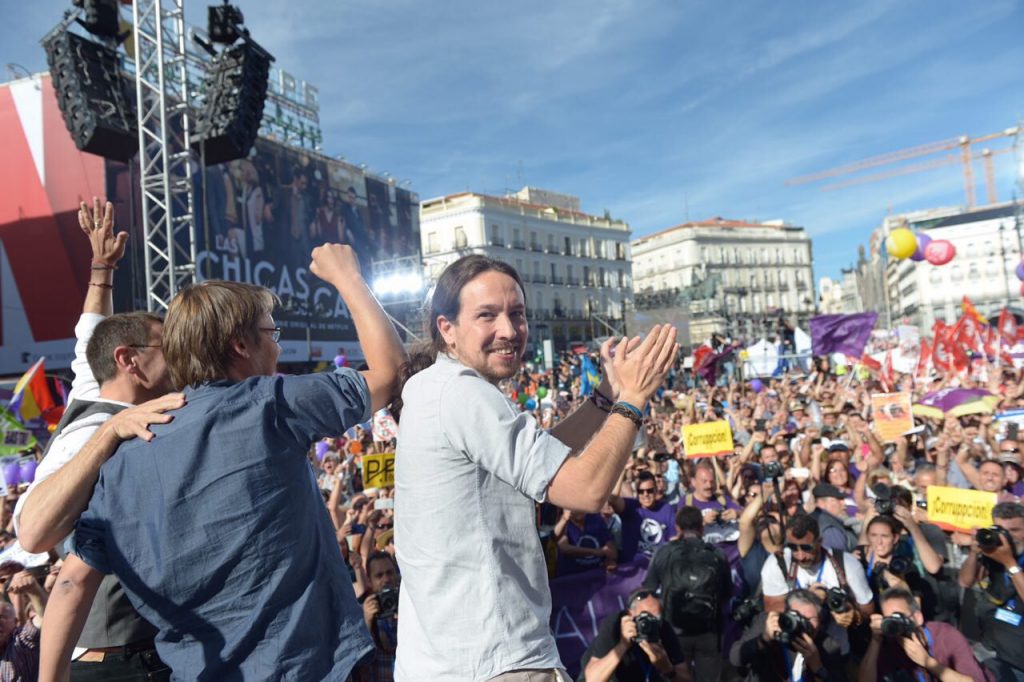 El secretario general de Podemos, Pablo Iglesias, desde el escenario, en la concrentración de UP en la Puerta del Sol en respaldo a la moción de censura.