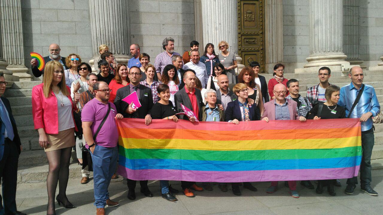 Imagen de la concentración ante la Puerta de los Leones del Congreso el pasado jueves, el día que se registró el Proyecto de Ley para Imagen de la concentración ante la Puerta de los Leones del Congreso el pasado jueves, el día que se registró el Proyecto de Ley para proponer sanciones de hasta 45.000 euros.