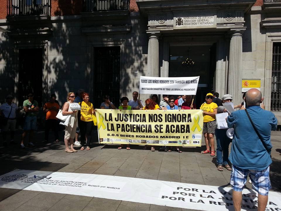 Concentración de la asociación SOS Bebés Robados Madrid frente al Ministerio de Justicia en julio del año pasado.