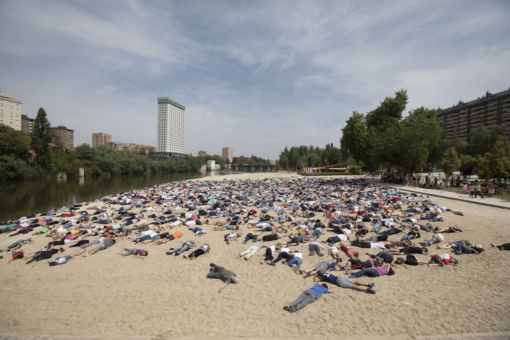 Un momento de la 'performance' para recordar a los refugiados ahogados, realizada en la playa de las Moreras, en Valladolid.