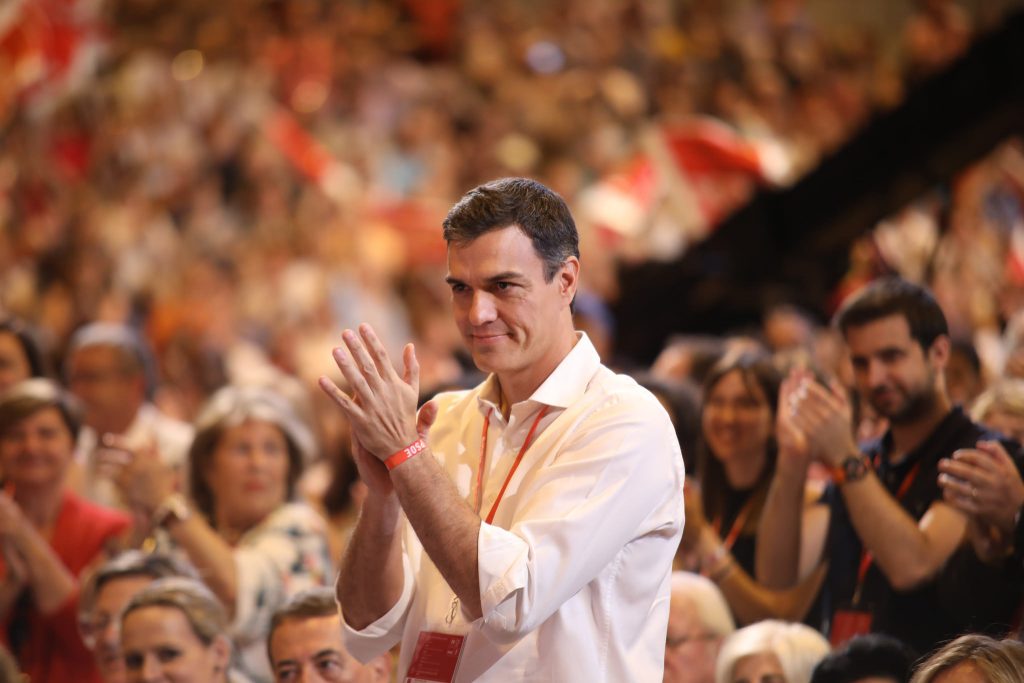 Pedro Sánchez devuelve el aplauso a los asistentes al acto de clausura del 39º Congreso Federal del PSOE