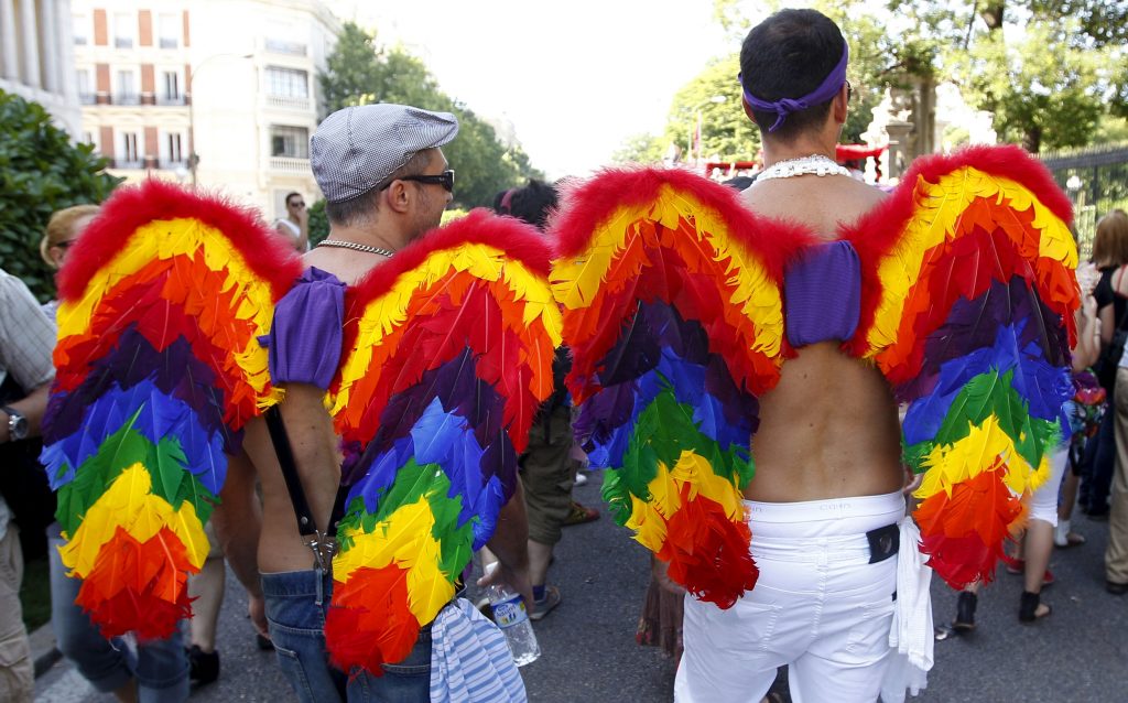 Dos de los participantes en la marcha del Orgullo Gay, celebrada en Madrid en 2016