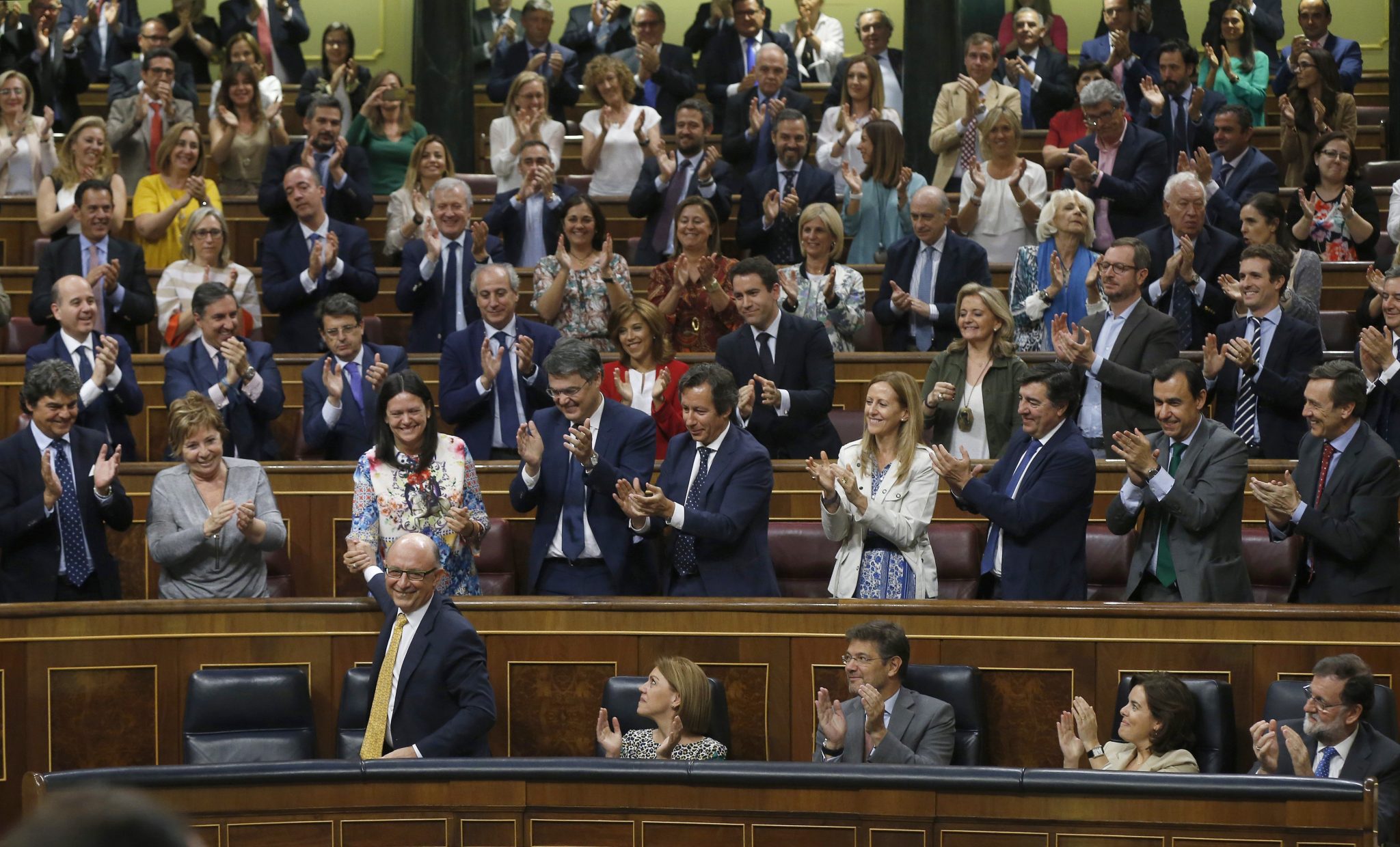 Cristobal-Montoro-recibe-la-ovacion-del-Gobierno-y-de-su-grupo-parlamentario
