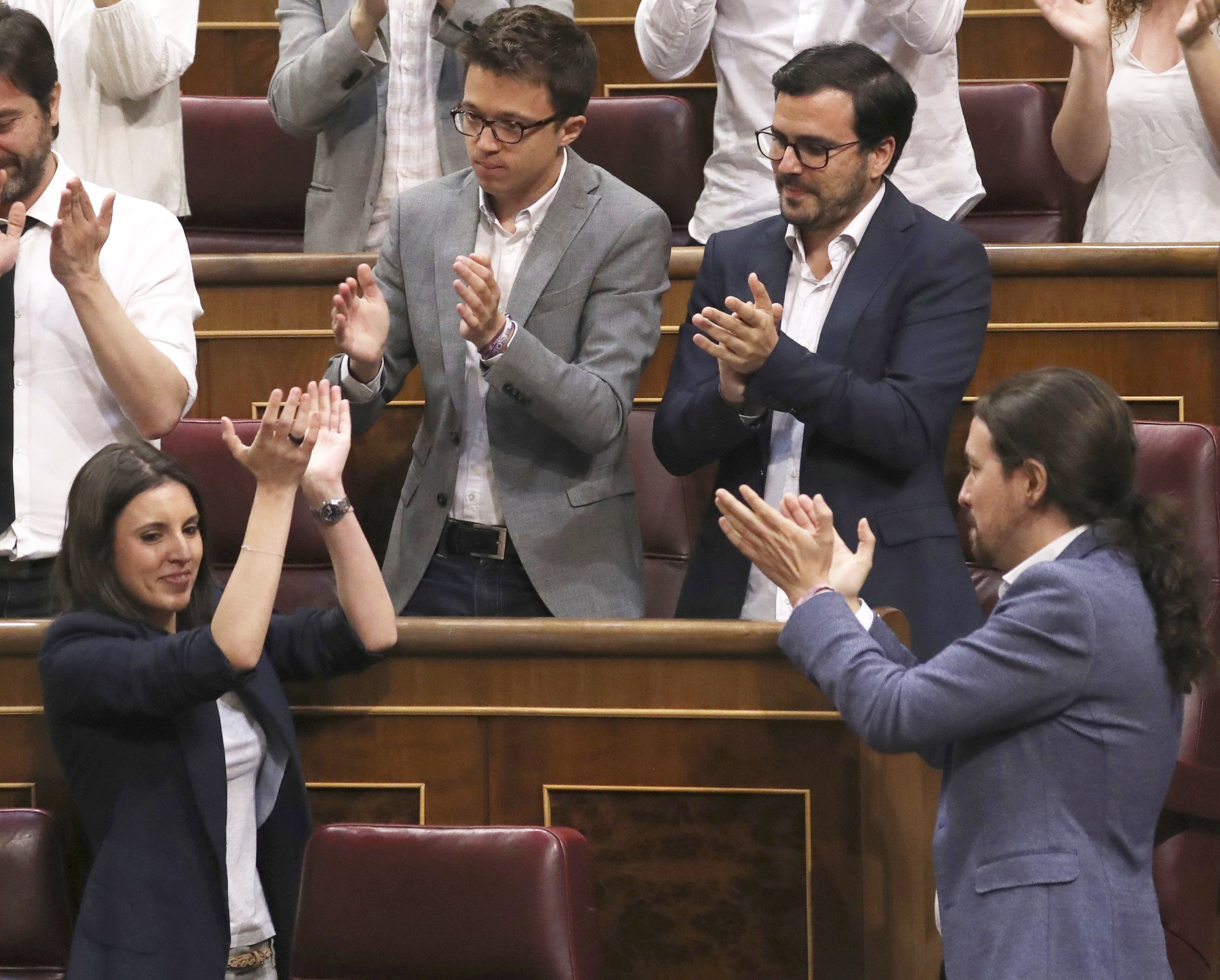 Irene Montero es ovacionada por sus compañeros al término de su intervención, la primera de la moción de censura