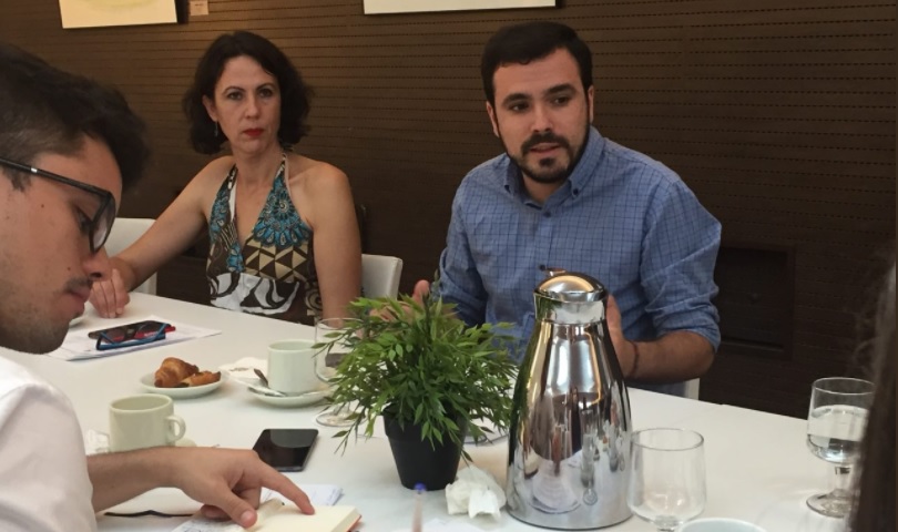 El coordinador federal de IU, Alberto Garzón, y la diputada de IU, Eva García Sempere, en un desayuno con periodistas.