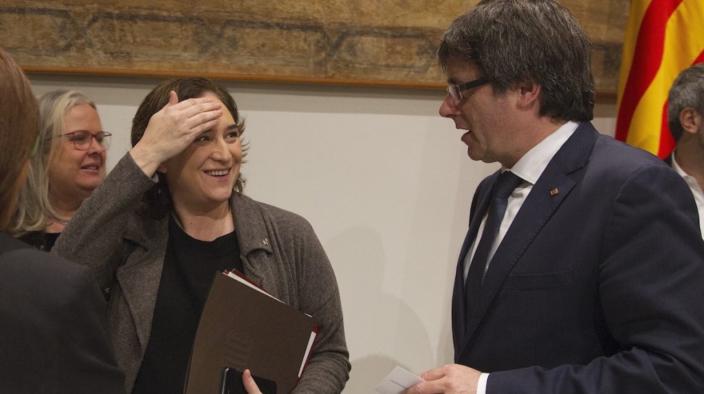 Ada Colau, alcaldesa de Barcelona, saluda a Carles Puidemont, presidente de la Generalidad catalana, en una imagen de archivo