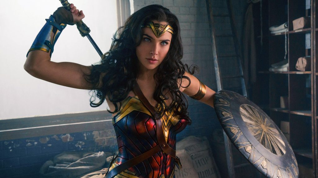 La actriz israelí Gal Gadot caracterizada como Wonder Woman en una escena de la película homónima