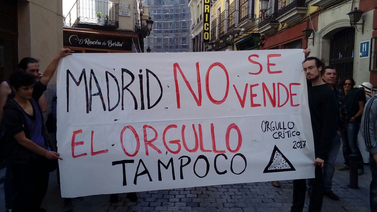 Pancarta de la Plataforma del Orgullo Crítico 2017 durante una protesta.