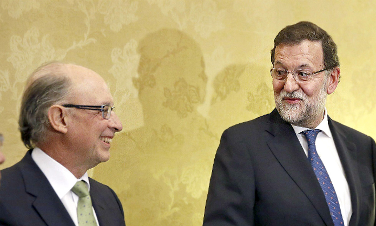 Cristóbal Montoro, ministro de Hacienda, ríe una gracia de Mariano Rajoy, su jefe de Gobierno