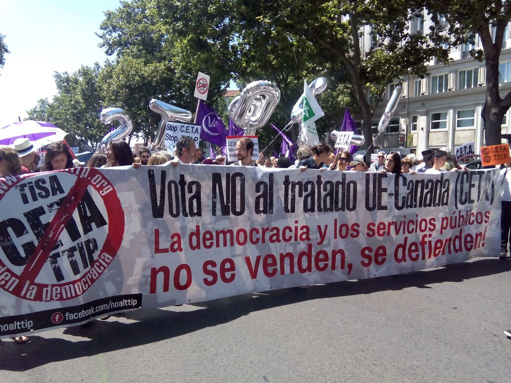 Pancarta de la manifestación contra el CETA de este sábado en Madrid con el lema 'La democracia no se vende, se defiende'