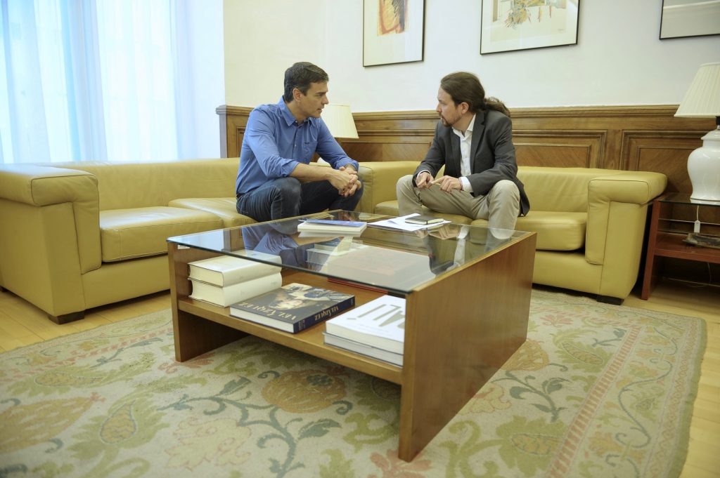 elecciones constituyentes Pedro Sánchez y Pablo Iglesias conversan durante los primeros compases de la reunión que mantuvieron el pasado 26 de junio en el Congreso de los Diputados