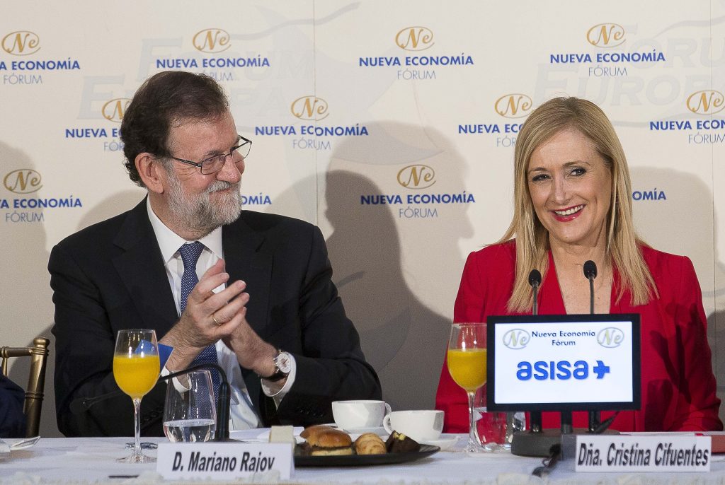 Mariano Rajoy, jefe del Consejo de Ministros, presenta a Cristina Cifuentes, presidenta de la CAM, en el Nueva Economía Fórum