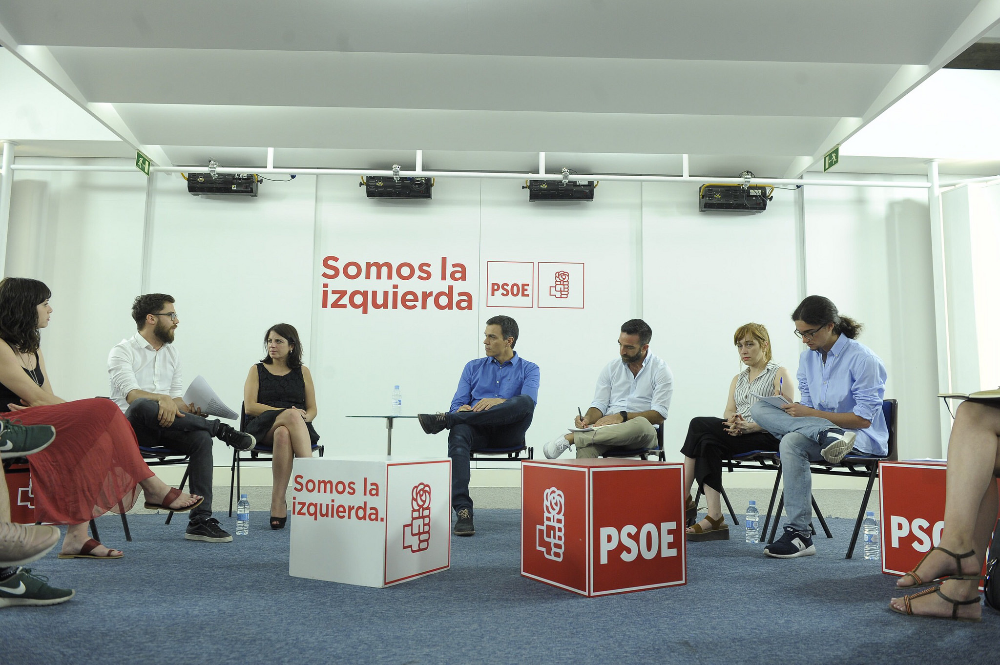 Juventudes Socialistas Adriana Lastra, Pedro Sánchez y Francisco Polo reunidos con el grupo de jóvenes.
