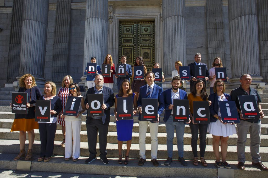 Diputados de varios grupos parlamentarios posan contra la violencia infantil tras comprometerse con Save The Children a tramitar una ley que proteja a los menores en julio del año pasado.