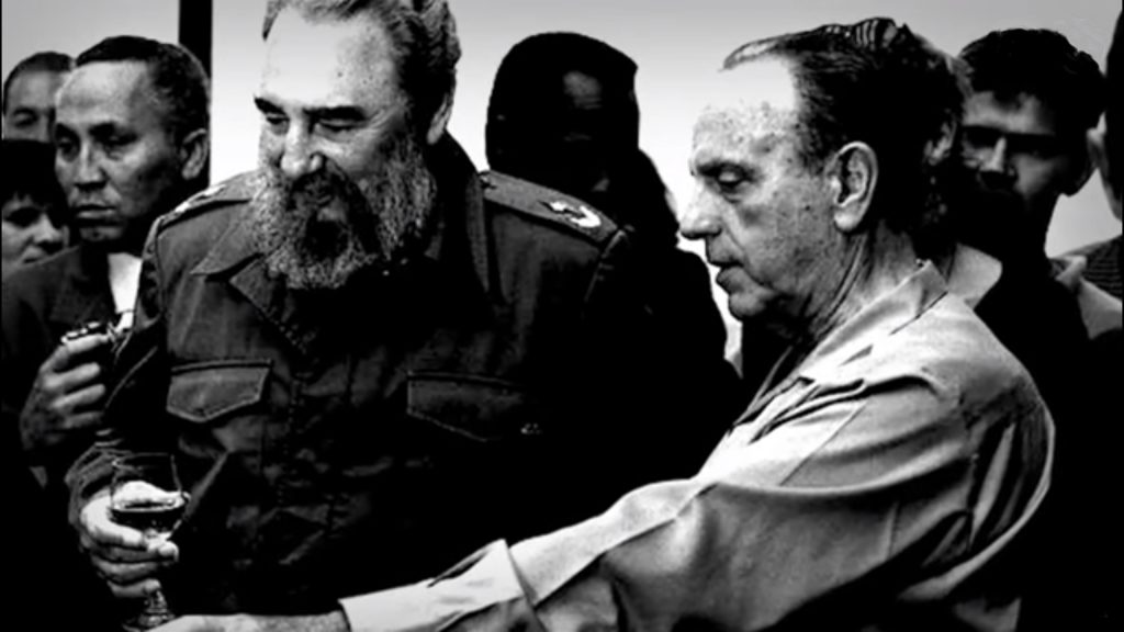 Fidel Castro escucha las explicaciones de Manuel Fraga durante la visita que el mandatario cubano giró a España en 1992