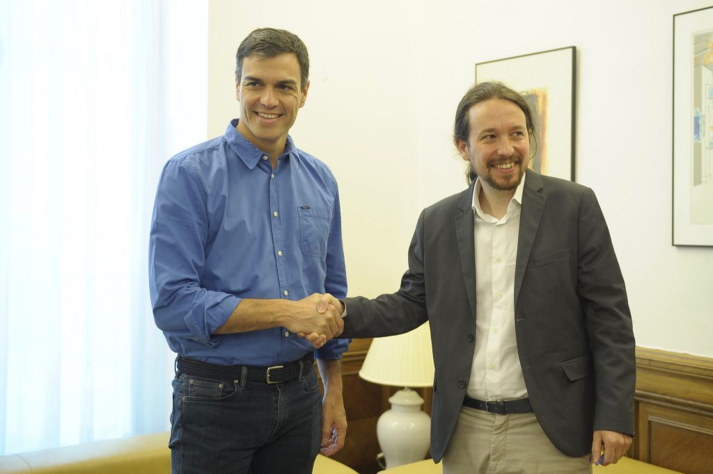 El líder del PSOE, Pedro Sánchez, y el de Podemos, Pablo Iglesias, durante su primera reunión en el Congreso el pasado mes de julio.