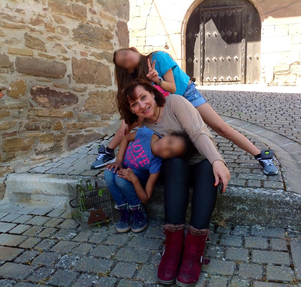 madres solteras Rosa Maestro, adre monoparental, posa para la fotografía con sus dos hijas