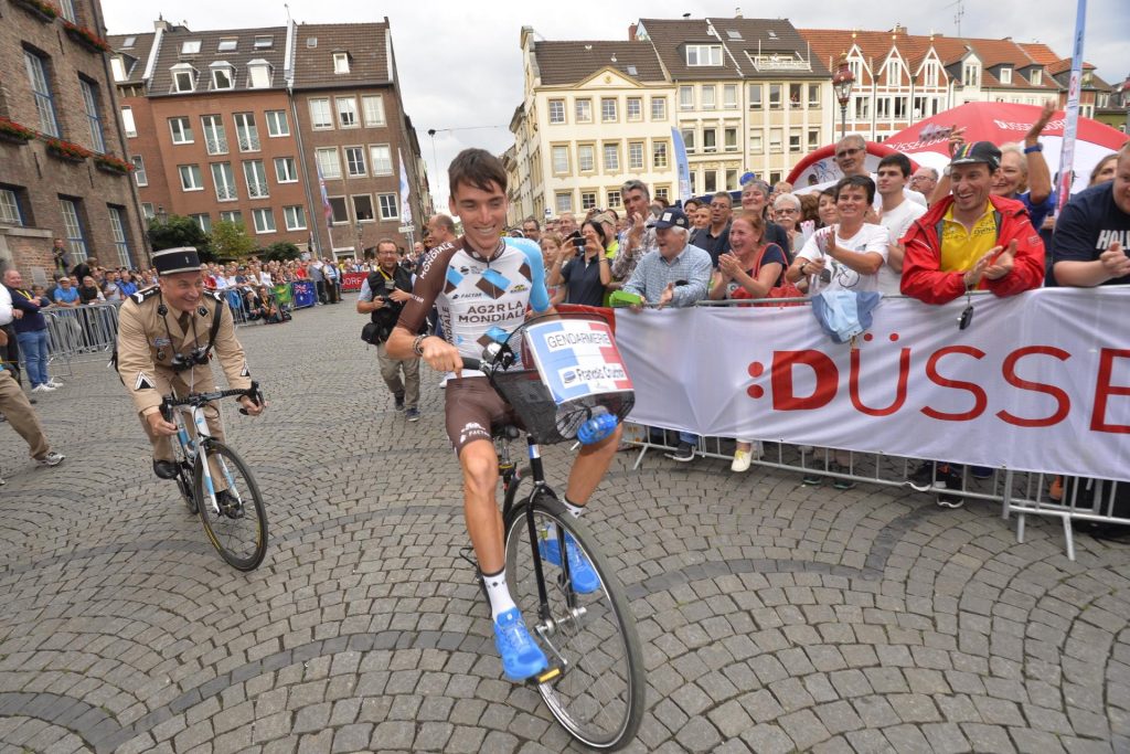 Romain Bardet, segundo en el Tour de 2016 y tercero en la presente edición, bromea con la bicicleta de un aficionado caracterizado de Francis Cruchot, personaje al que dio vida Louis de Funes en 'Un gendarme en Saint-Tropez'