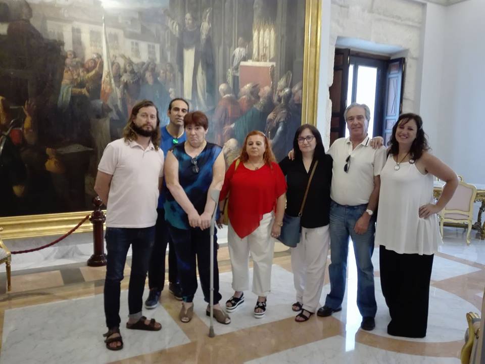 Ascensión López (en el centro con una muleta) acompañada del diputado de Podemos, José David Carracedo (a su izquierda) y miembros de las asociaciones de bebés robados, en el Congreso de los Diputados