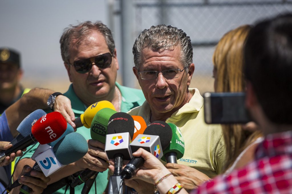 Francisco Granados responde a las preguntas de los periodistas a su salida de la cárcel de Estremera, el 14 de junio de 2017, tras 33 meses de prisión.