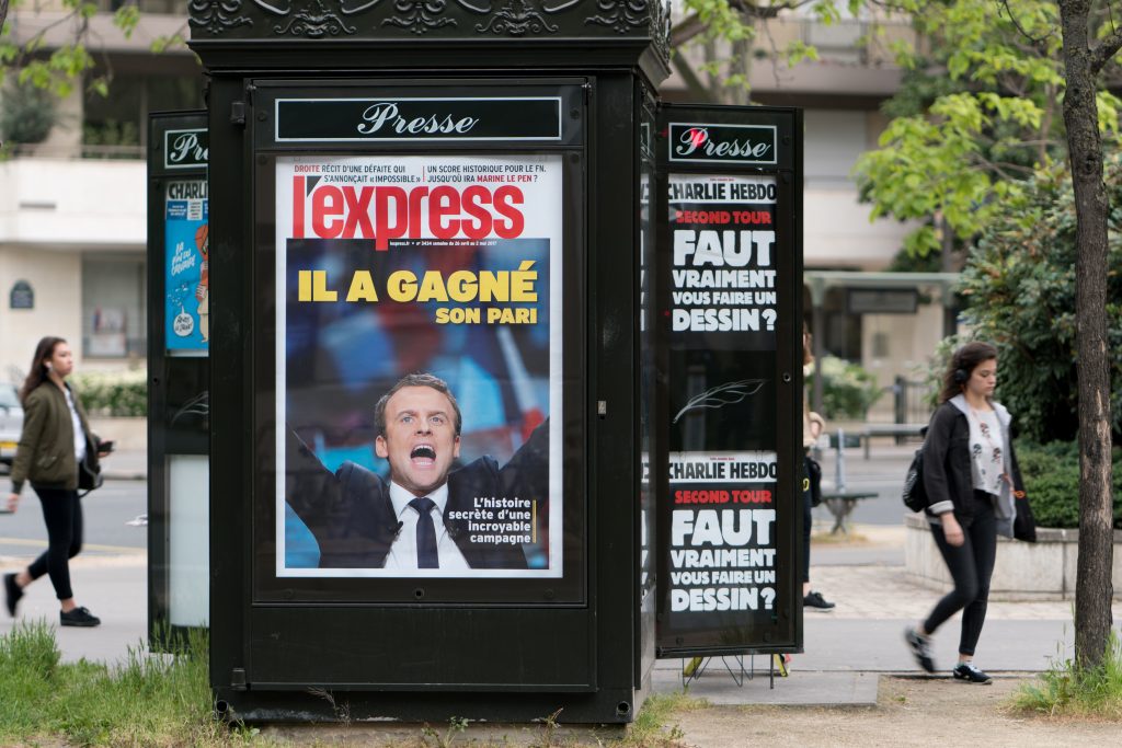Macron-espanol-Quiosco-de-prensa-en-París-semanario-LExpress-y-foto-de-Macron