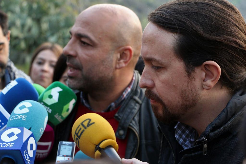 El secretario general de Podemos en Castilla-La Mancha, José García Molina (izquierda), atiende a los medios junto al secretario general de Podemos.