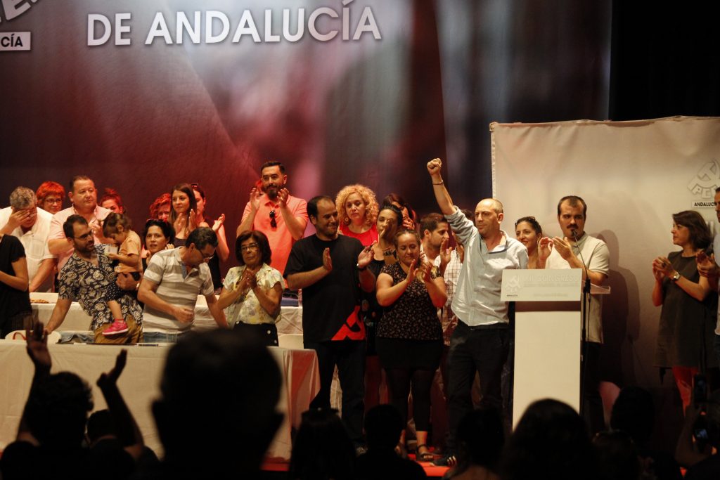 sujeto político andaluz Ernesto Alba alza el puño en alto tras ser proclamado nuevo secretario general del Partido Comunista de Andalucía (PCA) en el XII Congreso de la formación.