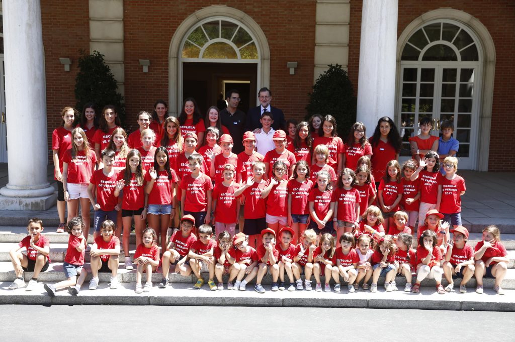 Mariano Rajoy con los niños de la Escuela de Verano de La Moncloa 2017.