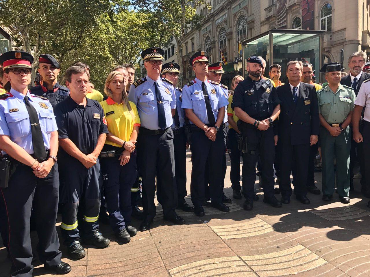Atentados del 17-A Representantes de los diferentes cuerpos policiales, y servicios de asistencia y emergencia, se concentraron en Las Ramblas para rendir un homenaje a las víctimas del doble atentado del 17 de agosto