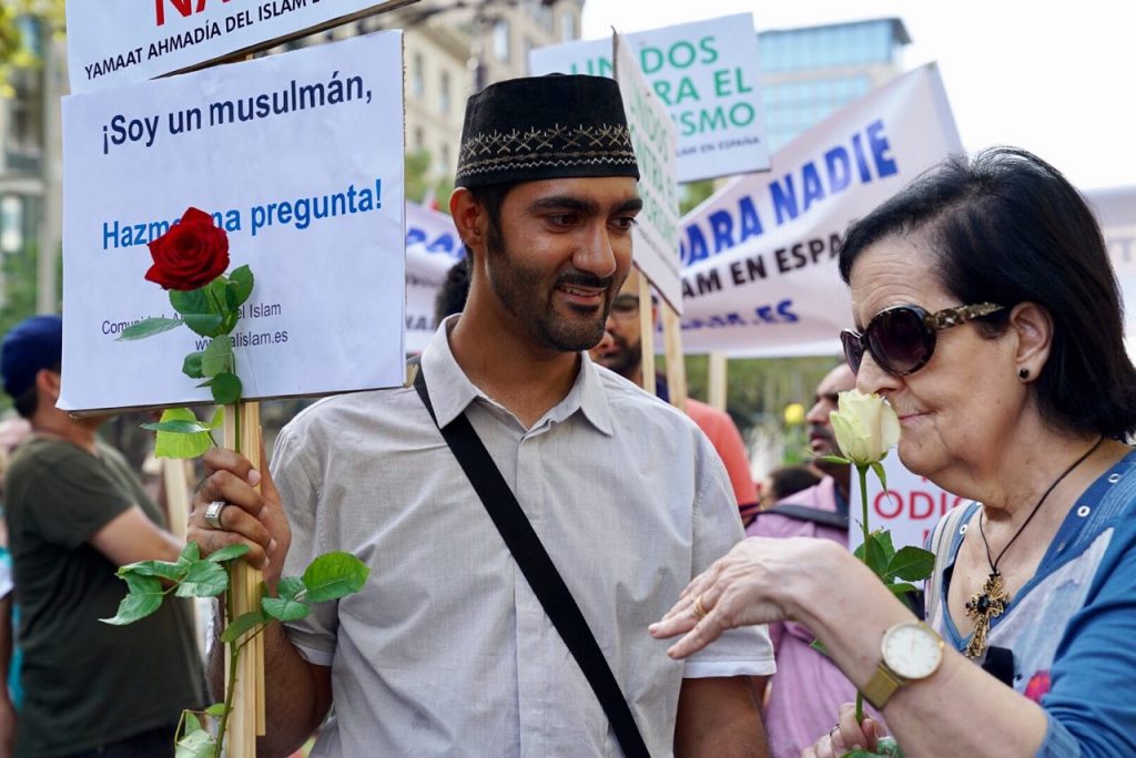 Un joven musulmán se ofrece a resolver las dudas que los participantes en la manifestación pudieran tener acerca de su fe religiosa