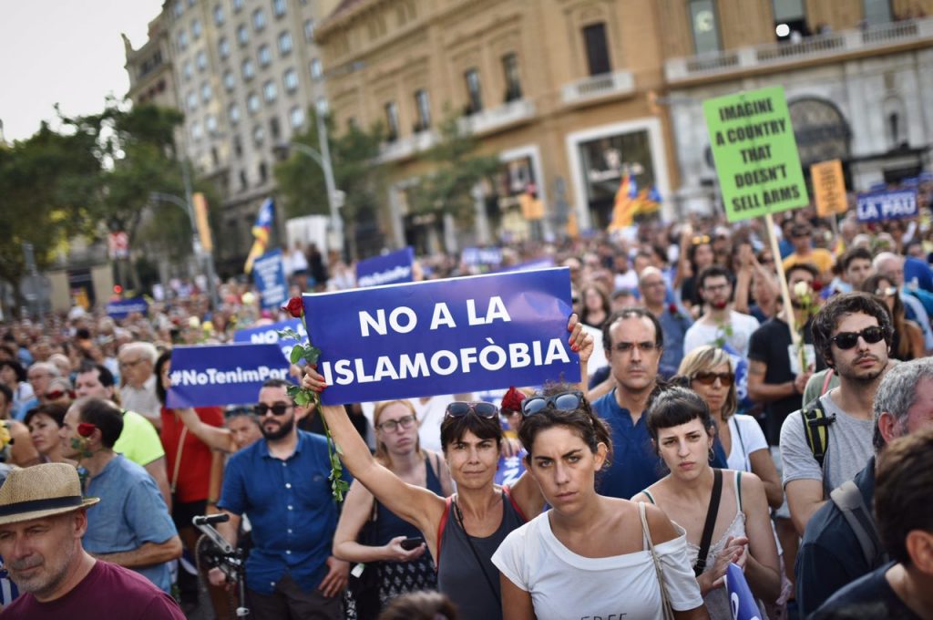 Una mujer levanta un cartel que proclama su rechazo a la islamofobia.