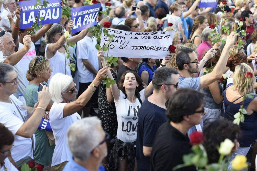 "Somos la mano que se levanta, la voz que no calla!!! No al terrorismo", proclama la pancarta que esta mujer muestra a la cámara