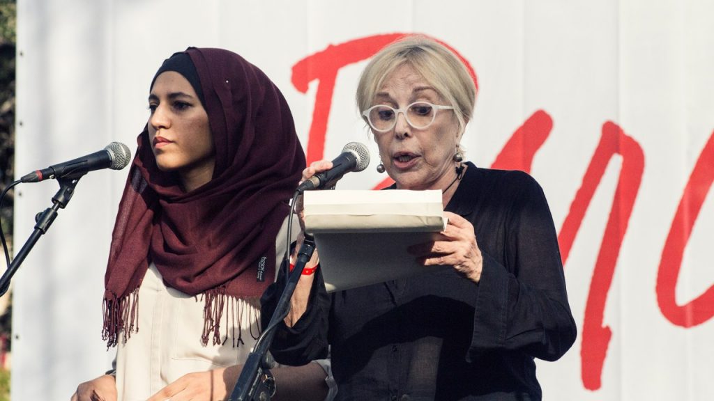 Míriam Hatibi, a la izquierda, portavoz del colectivo Ibn Battuta, y la actriz Rosa María Sardá leyeron un manifiesto al término de la marcha que desembocó en la Plaza de Catalunya