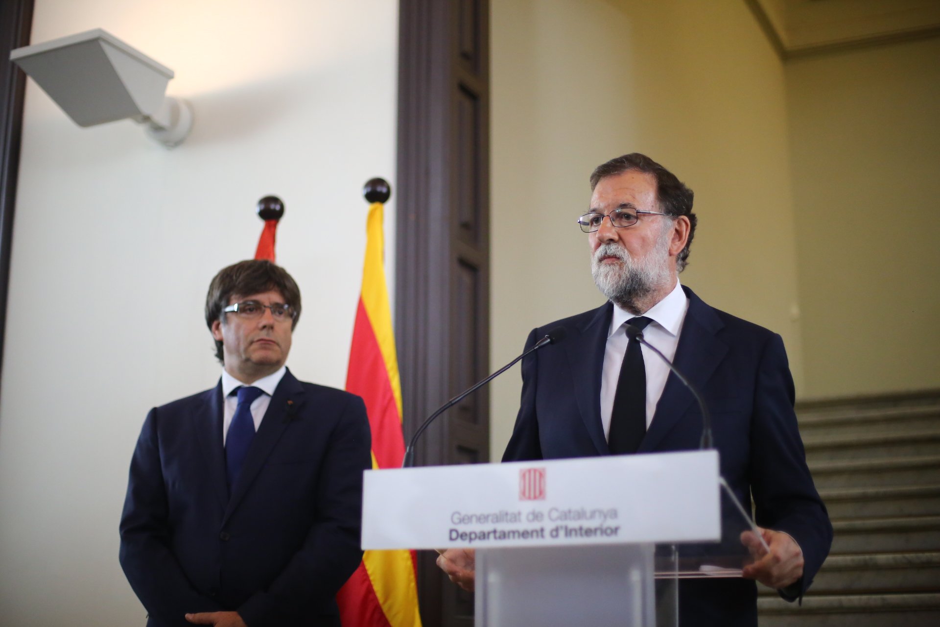 Atentados del 17-A. Mariano Rajoy y Carles Puigdemont durante su comparecencia conjunta en rueda de prensa conjunta el pasado 18 de agosto