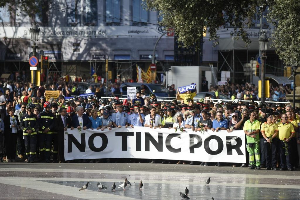 "No tinc por" ("No tengo miedo") es el mensaje que presidía la manifestación contra el terrorismo celebrada en Barcelona. Tras la pancarta 75 representantes de los héroes del 17-A