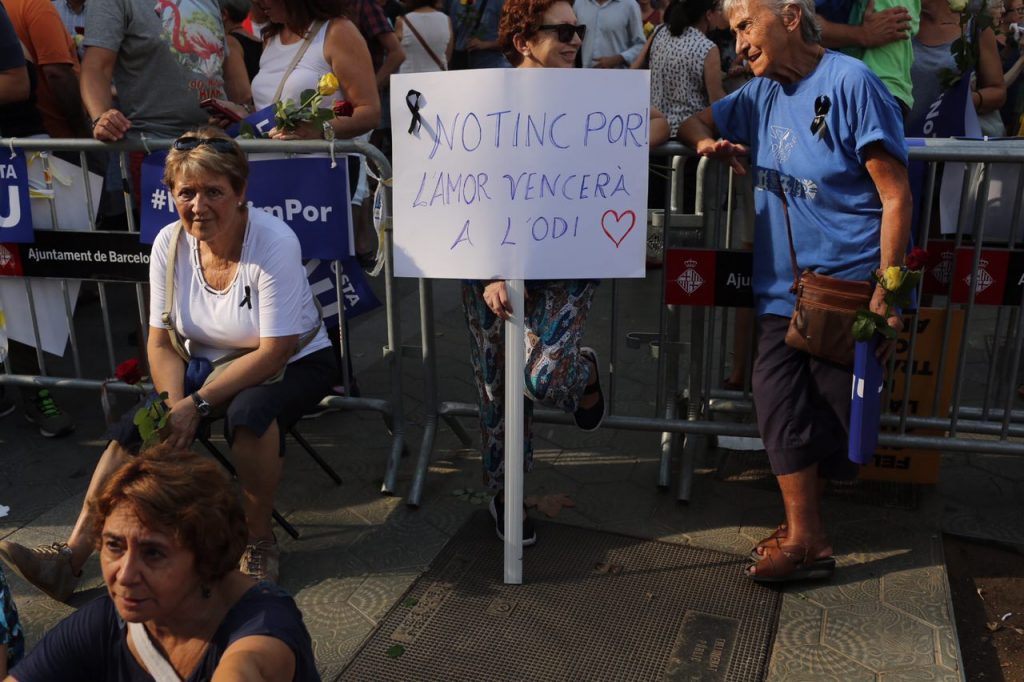 Dicen que la veteranía es un grado y aquí estas ciudadanas expresan en una pancarta casera su ausencia de miedo ante el terrorismo y su convicción de que "el amor vencerá al odio"