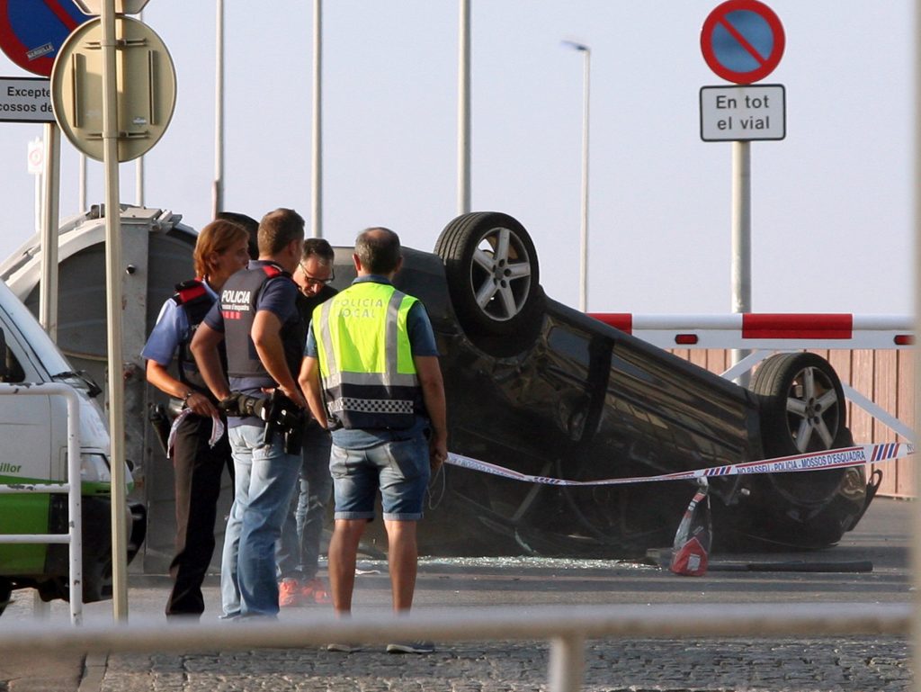 Audi A3 utilizado por los cinco terroristas de Cambrils para cometer su atentado y que acabó volcando al ser interceptado por la policía