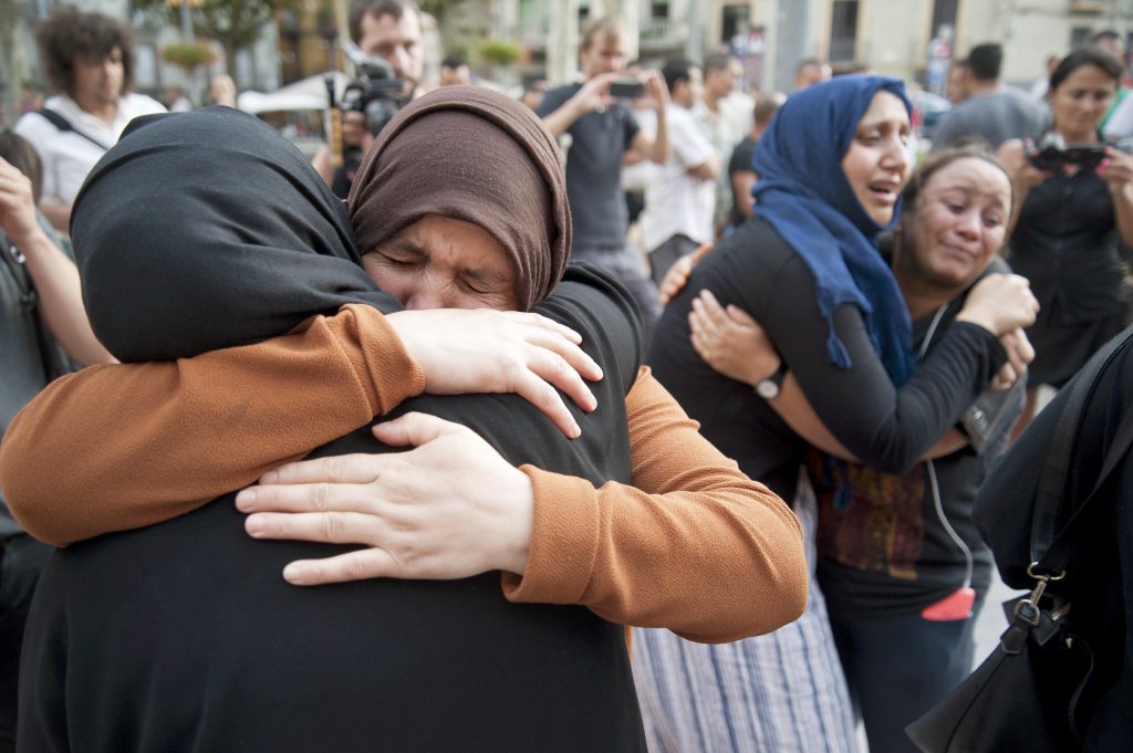 La madre del terrorista-Hermanas y madres de los terroristas de Cambrils y Barcelona se abrazan entre llanto, el sábado 19 de agosto, después de guardar un minuto de silencio en memoria de las víctimas de los atentados cometidos por sus allegados