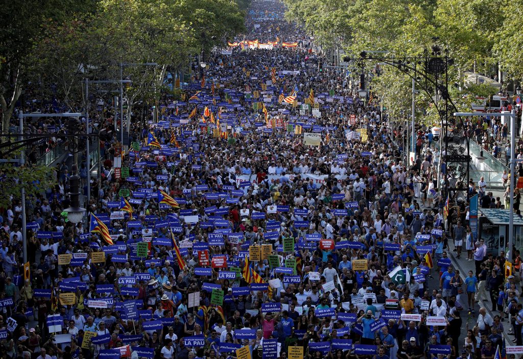 Vista del cuerpo central de la manifestación que bajo el eslogan "No tinc por" (No tengo miedo) ha recorrido las calles de Barcelona